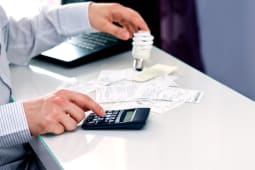 Homme vrifiant sa facture d'lectricit