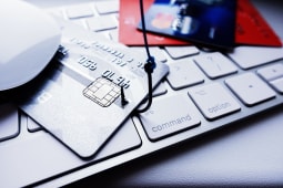 Carte bancaire hameonn pos sur un clavier d'ordinateur