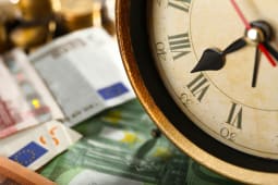 Billets et horloge