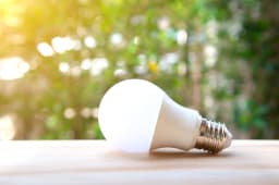 Ampoule LED sur une table dans un jardin