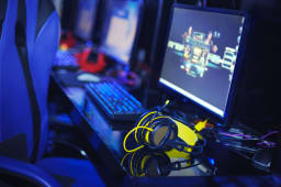 Casque audio pos devant un ordinateur
