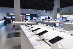 Prsentoir de tlphones mobiles dans un magasin