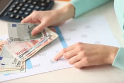 personne qui vrifie ses comptes en banque