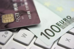 carte bancaire et billet de 100 euros