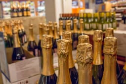 Cartons de bouteille de champagne en grande surface