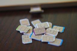 Cartes Sim devant un mobile