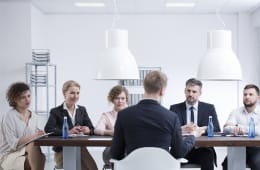 Un salari en entretien avec ses responsables