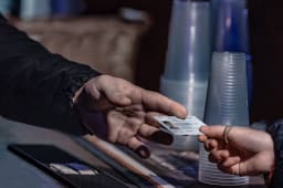 Homme prsentant un carte d'identit au format carte bancaire