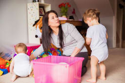 Nounou et deux enfants