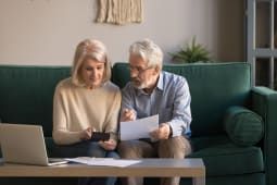 Un couple de retraits qui fait ses comptes