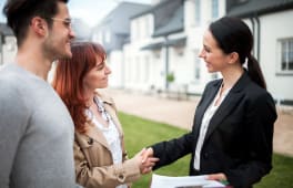 Couple visitant une maison