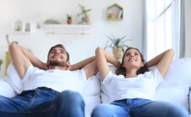 couple heureux qui rflchit  son avenir