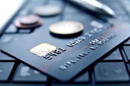 Carte bancaire pose sur un clavier