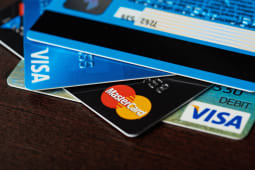 Pile de cartes bancaires Visa et Mastercard