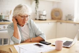 Une personne  la retraite qui fait ses comptes