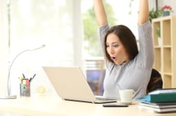 Femme heureuse devant son ordinateur