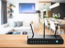 Routeur internet pos sur une table en bois