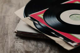 Disques vinyles poss par terre