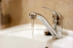 Eau coulant d'un robinet de salle de bain