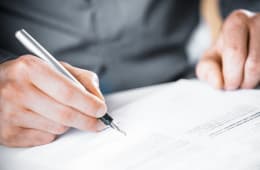 Un homme signant un contrat