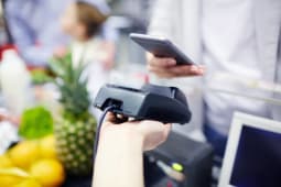 Paiement mobile sans contact au supermarch