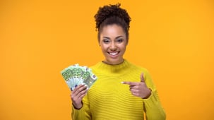 Une femme avec des billets de 100 euros