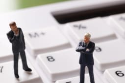 Hommes hsitant pour leur dclaration de revenus