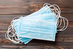 Masques chirurgicaux empils sur une table