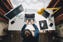 Personne en tltravail