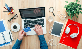 Homme effectuant un achat en ligne par carte bancaire