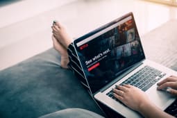 Femme regardant Netflix sur son ordinateur