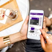 Un femme consulter l'application Max