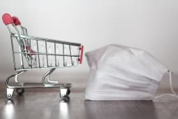 Masque chirurgicale  ct d'un chariot de supermarch