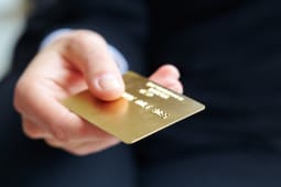 homme tenant une carte dore