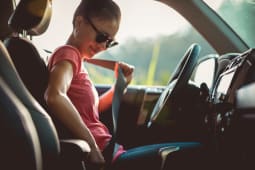 Conductrice au volant