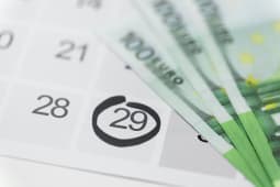 Des billets et un calendrier