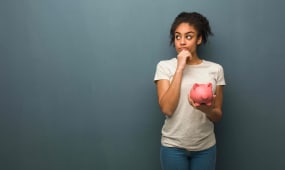 Une femme et une tirelire