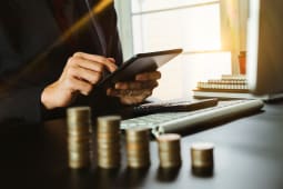 Un homme fait des calculs sur une tablette