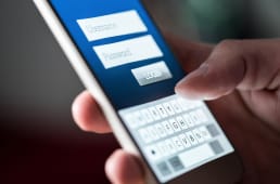 Un homme s'authentifie sur son mobile