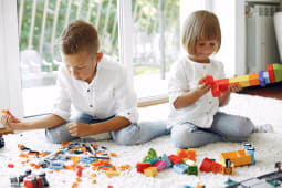 Deux enfants jouent aux lgos