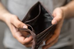 Un homme ouvre un portefeuille vide