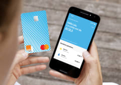 Une adolescente consulte son compte Orange Bank sur son mobile