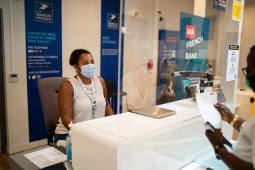 Un guichet de La Banque Postale