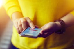 Une femme se connecte  l'application mobile de sa banque