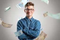 Un jeune pargnant heureux