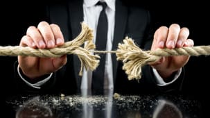 homme tenant une corde en train de cder