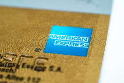 Gros plan sur une carte American Express Gold