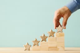 escalier avec des toiles