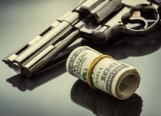 pistolet et liasse de billets