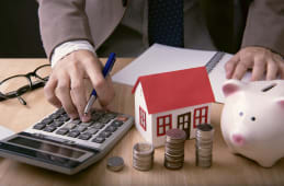 homme utilisant une calculatrice pour optimiser son prt immobilier